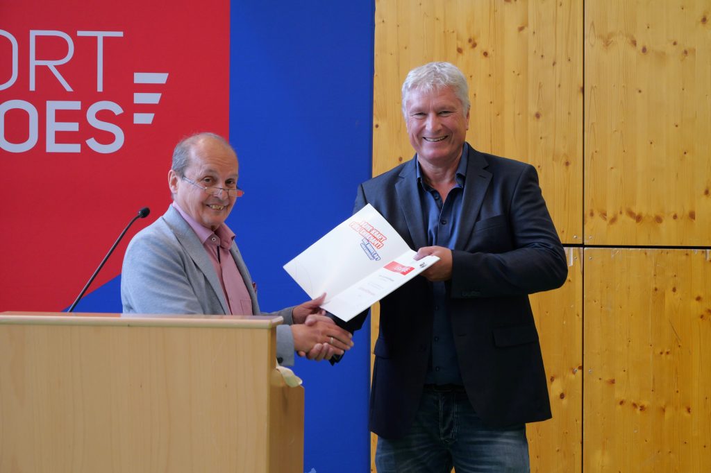 Bernhard Menges wird mit der Sportbund-Ehrennadel ausgezeichnet