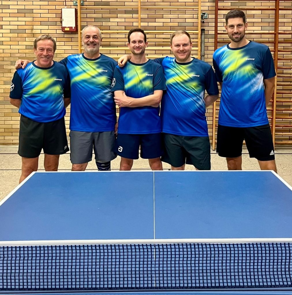 Die erste Mannschaft der TuS Framersheim (Manfred Sigmann, Udo Kratz, Christoph Walz, Olaf Götze und Manuel Lohmann, v.l.n.r.)