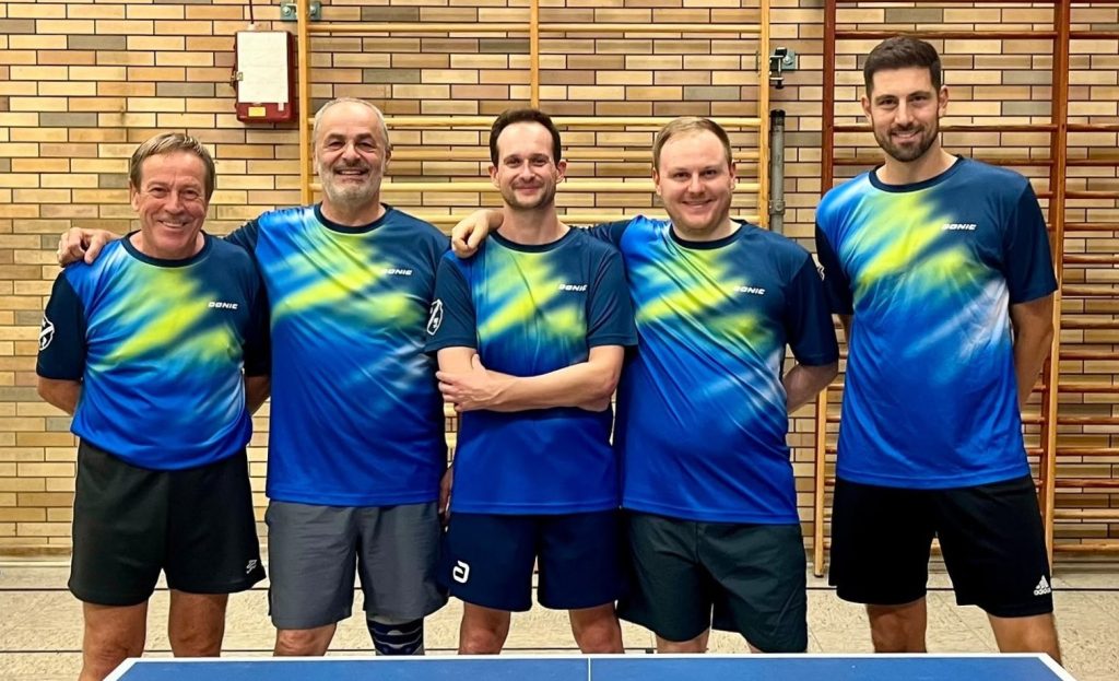 Die erste Mannschaft der TuS Framersheim (Manfred Sigmann, Udo Kratz, Christoph Walz, Olaf Götze und Manuel Lohmann, v.l.n.r.)